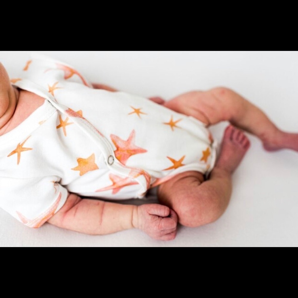 L’ovedbaby Short Sleeved Kimono Bodysuit in starfish